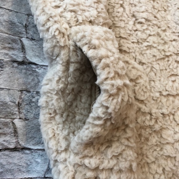 ‼️NEW ARRIVAL‼️ Plush Sherpa pullover boutique - Picture 3 of 5